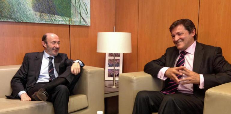 Rubalcaba y Javier Fernández analizan la situación económica española y asturiana