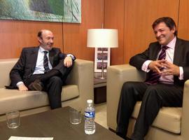 Rubalcaba y Javier Fernández analizan la situación económica española y asturiana
