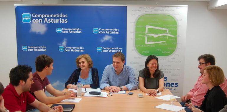 Diputadas del PP se reúnen con estudiantes de Derecho