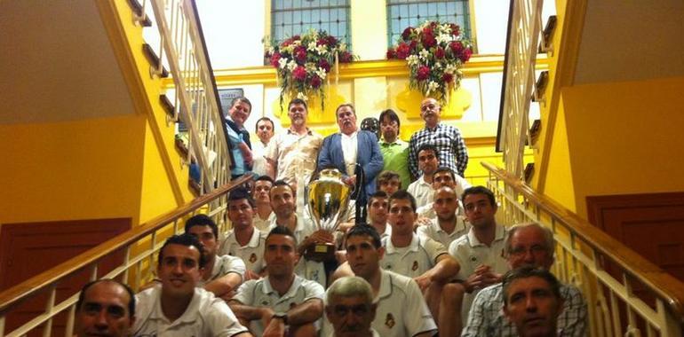 El alcalde de Mieres recibe al Caudal tras el ascenso