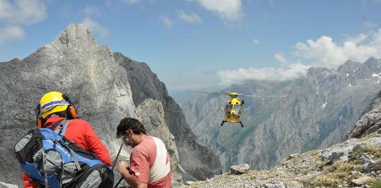 Rescatan en helicóptero un montañero herido en Peña Santa