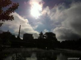 Greenpeace sobrevuela la central nuclear de Garoña para demostrar su falta de seguridad