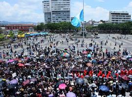 Guatemala despide emocionada al \Obispo de la paz\ 