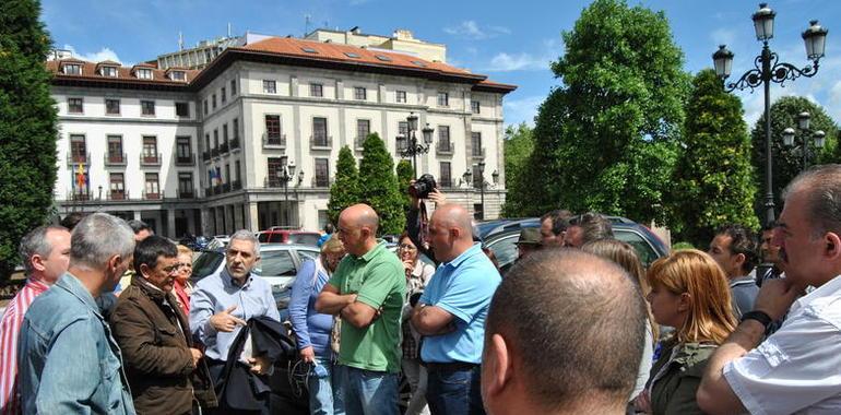 Llamazares, con los mineros acampados ante la Delegación de Gobierno 