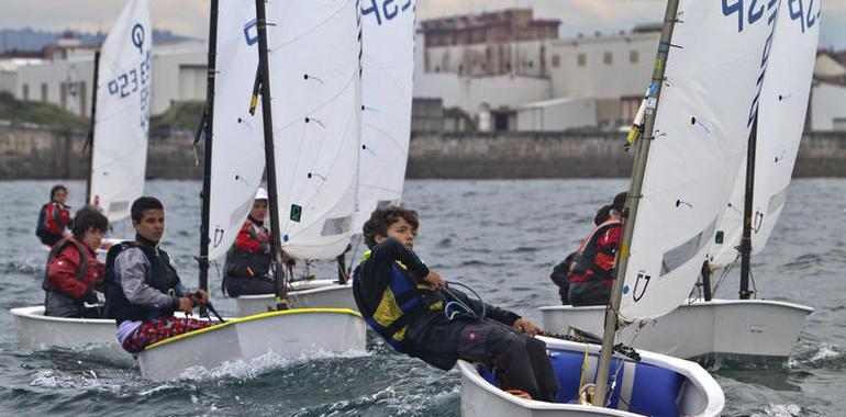 Los regatistas del Real Club Astur de Regatas dominaron en la Regata Unicef de Vela Ligera