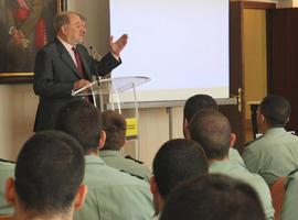 De Lorenzo recibe a los cadetes de la Academia de Oficiales la Guardia Civil
