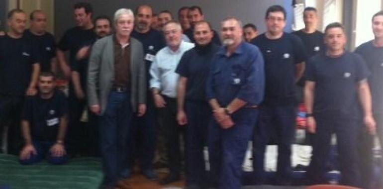 Los Secretarios Generales de UGT y CCOO visitan a los trabajadores encerrados en ThyssenKrupp