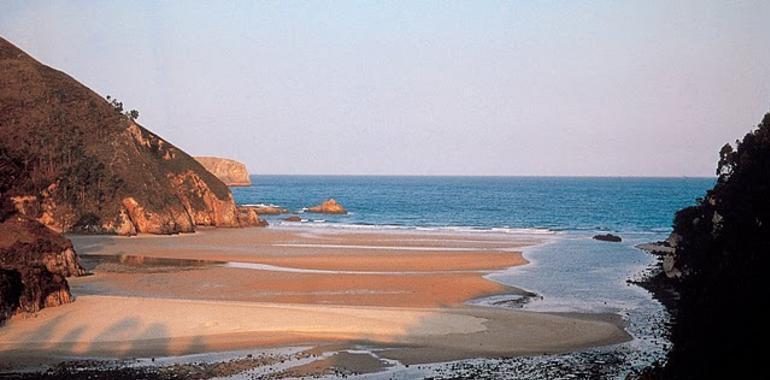 Voluntarios de Cruz Roja limpiarán los arenales de Colunga y Caravia