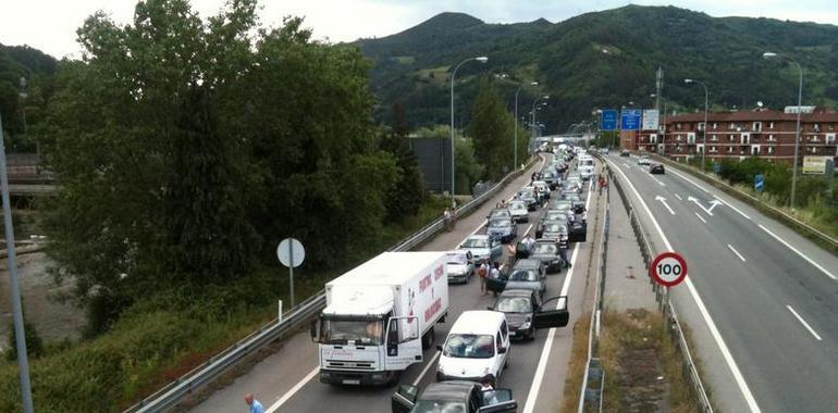 La A-66 cortada por barricadas a la altura de Mieres en sentido León