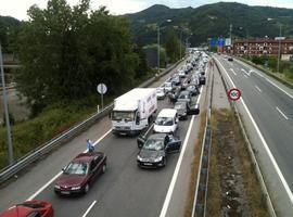 La A-66 cortada por barricadas a la altura de Mieres en sentido León