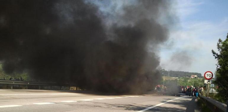 La protesta minera corta la AS-246 a la altura de Noreña y la N-632 en Muros