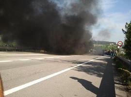 La protesta minera corta la AS-246 a la altura de Noreña y la N-632 en Muros