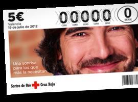 Cruz Roja y el cantante Víctor Manuel reparten suerte con el sorteo del oro en Gijón 