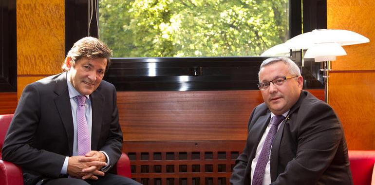 El presidente del Principado recibe al alcalde de Tapia
