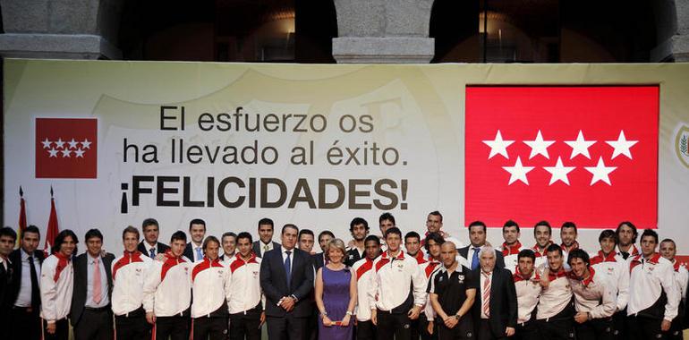 Aguirre recibió a la plantilla del Rayo Vallecano tras su ascenso a la Primera División