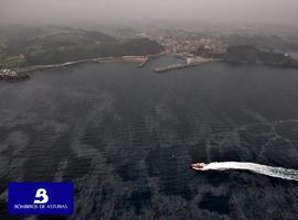 Intensa lucha para atajar la invasión del galipote en las playas del centro de Asturias