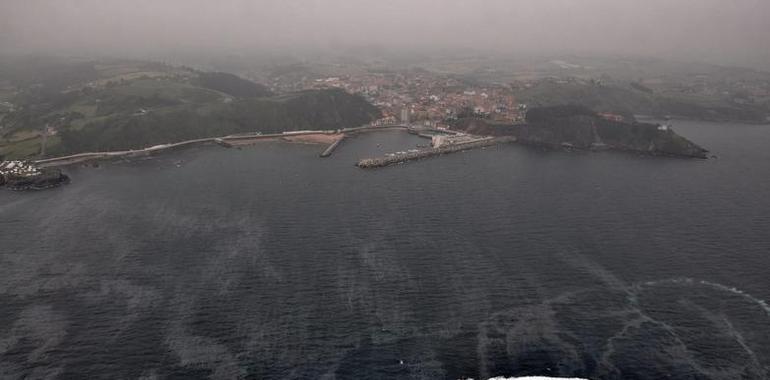 60 personas limpian las playas mientras tres embarcaciones vigilan la extensión del fuel