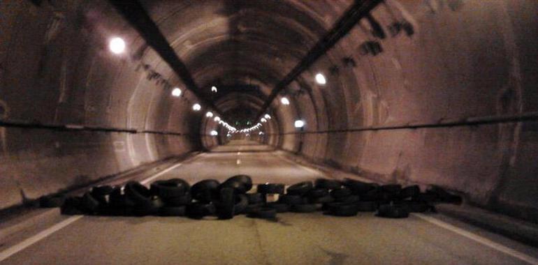 Tres detenidos por poner una barricada en el túnel de el Padrún