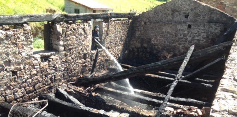 El fuego destruye una cuadra de dos plantas en La Plaza, Teverga