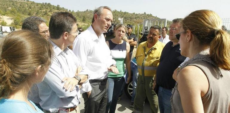 Más de 1.000 efectivos terrestres y 28 medios aereos combaten el incendio de Cortes de Pallás