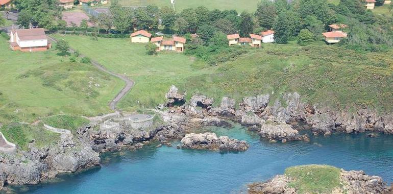 Se colocan 6 barreras absorbentes en Aboño y tras el espigón del puerto candasino