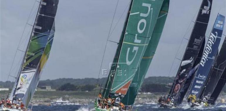 El Telefónica lidera la etapa en la salida a mar abierto rumbo a Irlanda