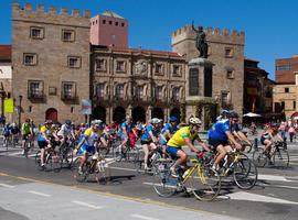 Más de 1250 cicloturistas llenaron las calles de Gijón de bicicletas