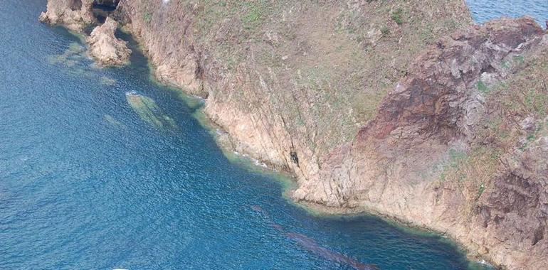 Los equipos de limpieza llevan retirados 114 m3 de material sólido y arena con galipote