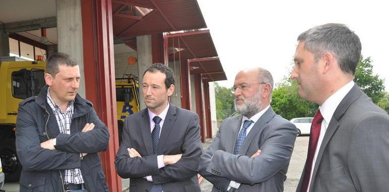 El Consejero de Presidencia, Guillermo Martínez, visitó el parque de Bomberos de Asturias en Tineo