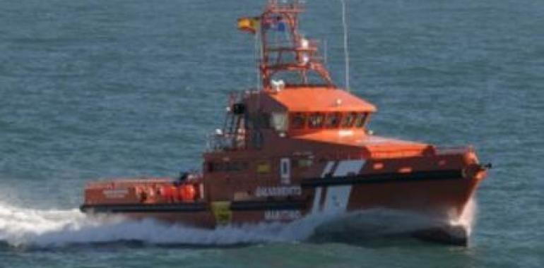 Salvamento Marítimo asiste a un trimarán francés a la deriva al norte de San Esteban