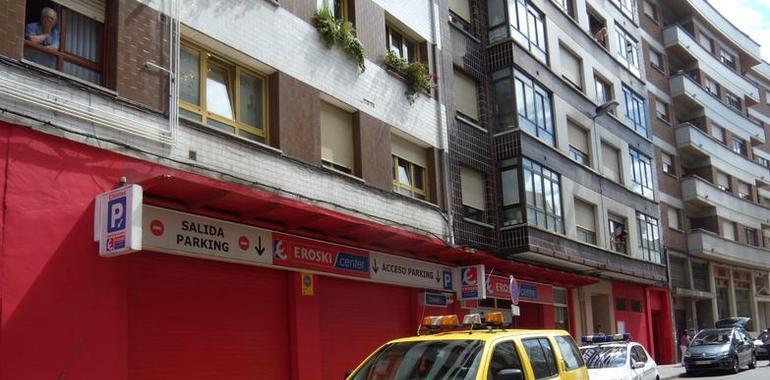 Un incendio obliga a desalojar un centro comercial en la calle Casimiro Argüelles de Siero