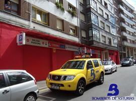 Un incendio obliga a desalojar un centro comercial en la calle Casimiro Argüelles de Siero