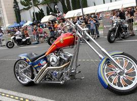 La moto chopper ‘La Roja’ rinde homenaje a la selección de fútbol española en el Barcelona Harley Days