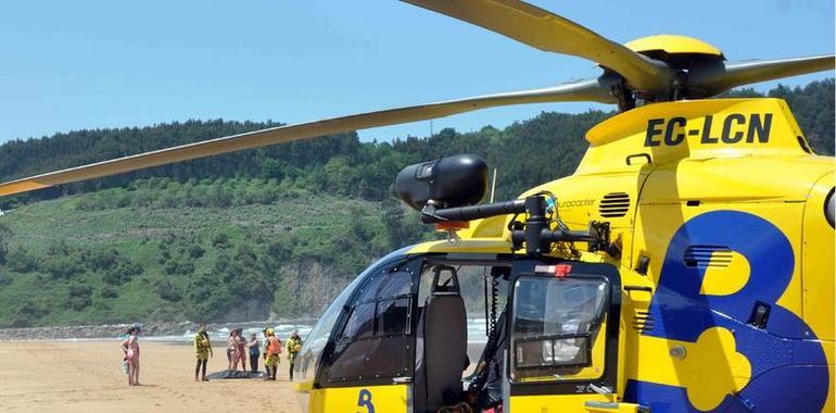 Un bañista fallece en la playa de Rodiles, pese a los intentos de reanimación tras su rescate