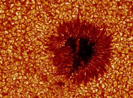 El flujo de gases calientes y fríos origina los núcleos oscuros de las manchas solares