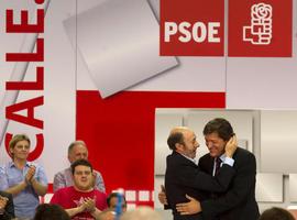 Rubalcaba mantiene un encuentro abierto con militantes socialistas en Oviedo