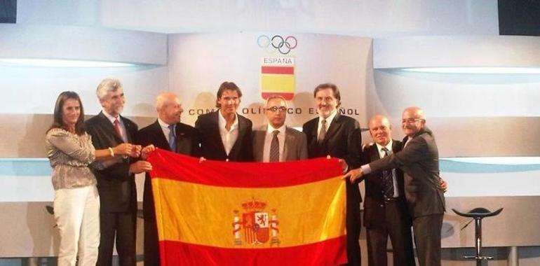 Rafa Nadal recibe la bandera que portará en la ceremonia inaugural de los JJ.OO