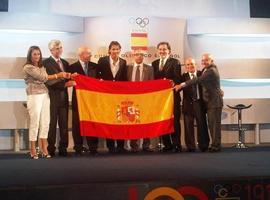 Rafa Nadal recibe la bandera que portará en la ceremonia inaugural de los JJ.OO