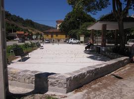 Instalado el mobiliario urbano y plantados árboles y flores para concluir la obra en la bolera de Buelna 