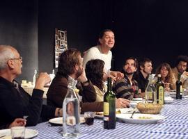 “Teatro da mangiare” realiza en Olite un espectáculo que mezcla teatro y gastronomía 