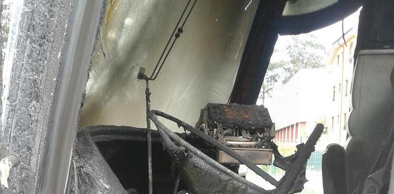 El fuego destruye un autobús en Muros de Nalón