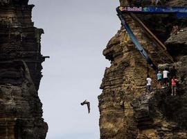 Saltos de acantilados. El ruso Artem Silchenko gana la Red Bull Cliff Diving en Azores