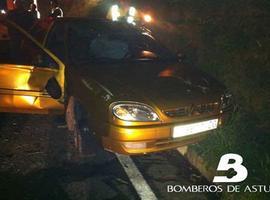 Los bomberos sofocaron sendos incendios nocturnos en Castrillón, Laviana y Siero