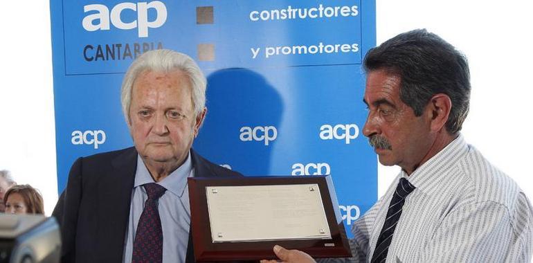 Revilla recibe el reconocimiento de los constructores y promotores cántabros