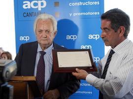 Revilla recibe el reconocimiento de los constructores y promotores cántabros