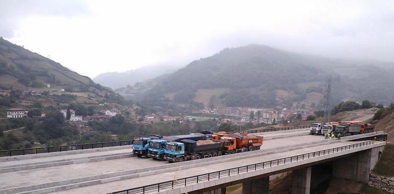 Adif realiza una prueba de carga en el viaducto del PAET de Campomanes