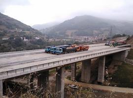 Adif realiza una prueba de carga en el viaducto del PAET de Campomanes