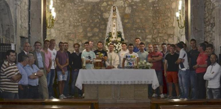 El Avilés hace una ofrenda floral a la Virgen de La Luz