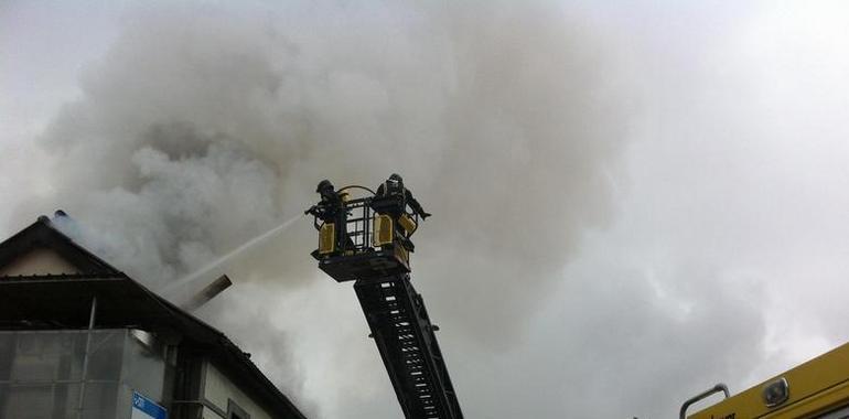 El fuego destruye parcialmente una prestigiosa fábrica de embutidos de Noreña