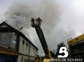 El fuego destruye parcialmente una prestigiosa fábrica de embutidos de Noreña